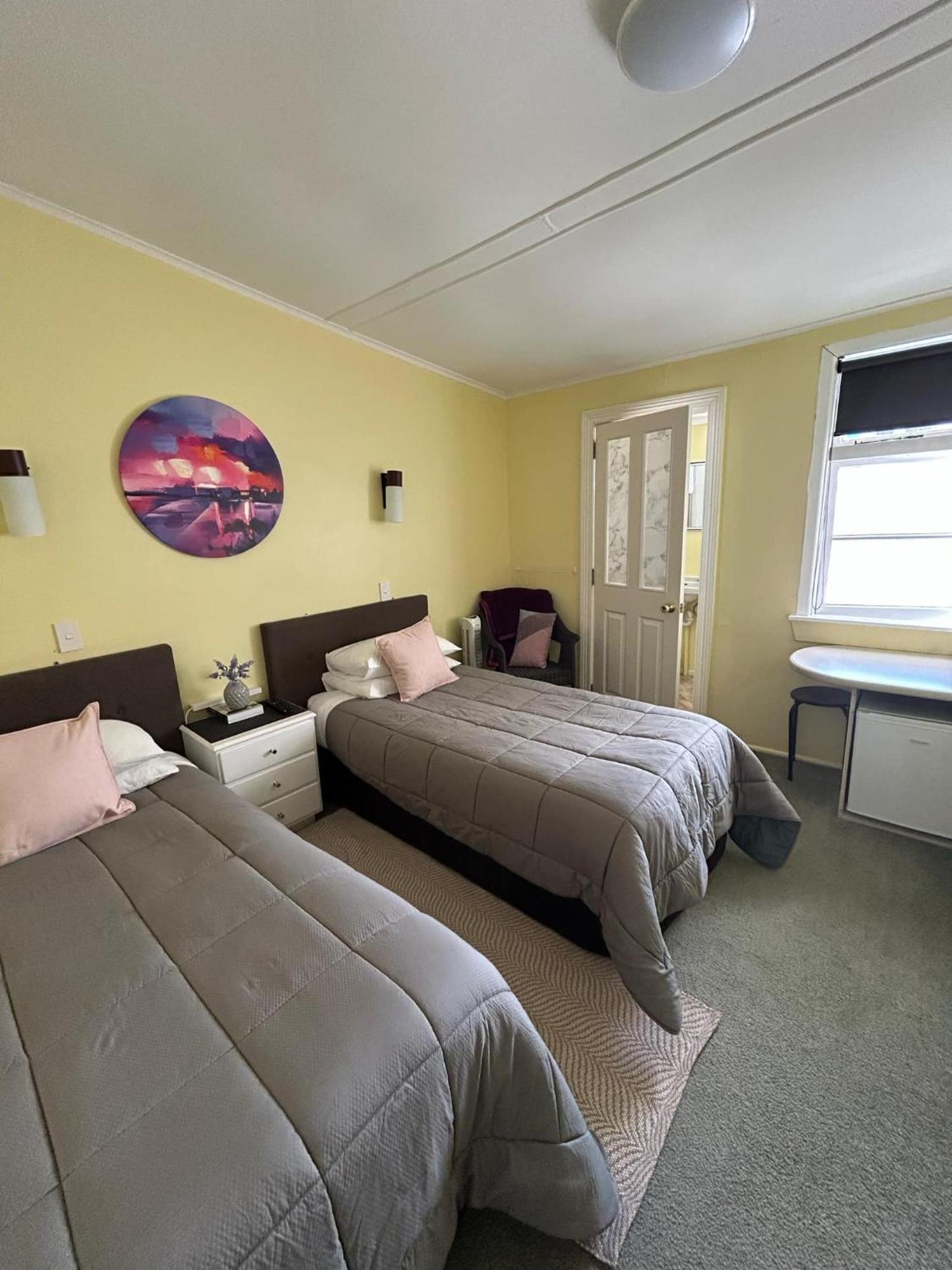 Admirals Lodge Пиктън Екстериор снимка