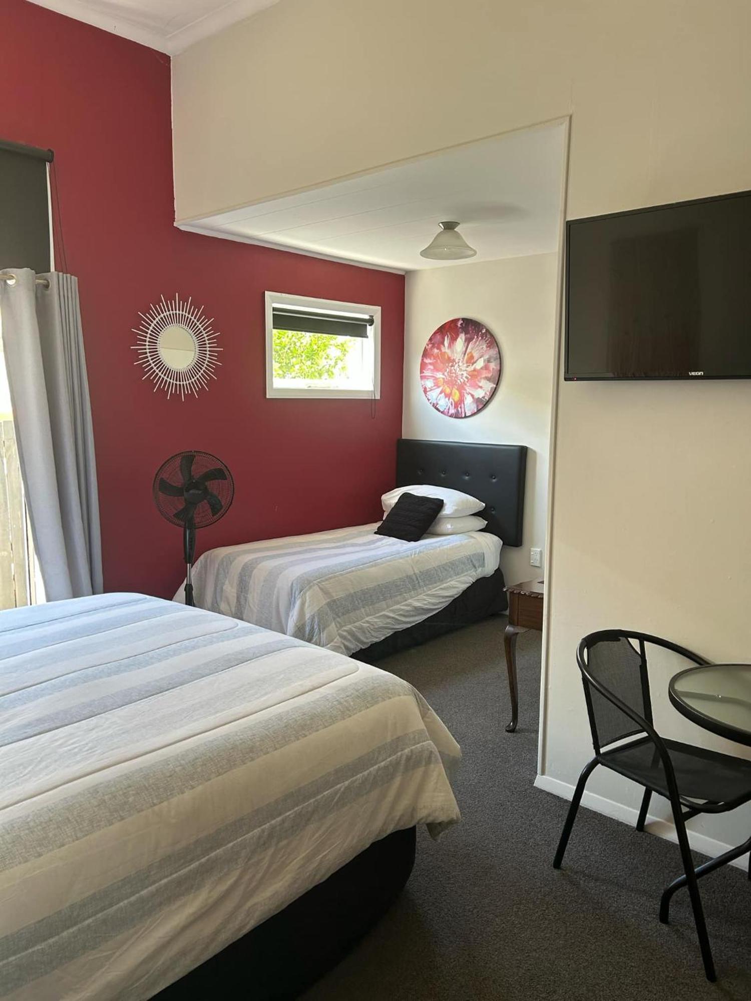 Admirals Lodge Пиктън Екстериор снимка